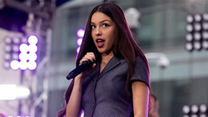 Does Olivia Rodrigo go to school?