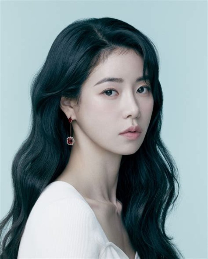 Lim Ji Yeon height is 5 feet 5 inches tall